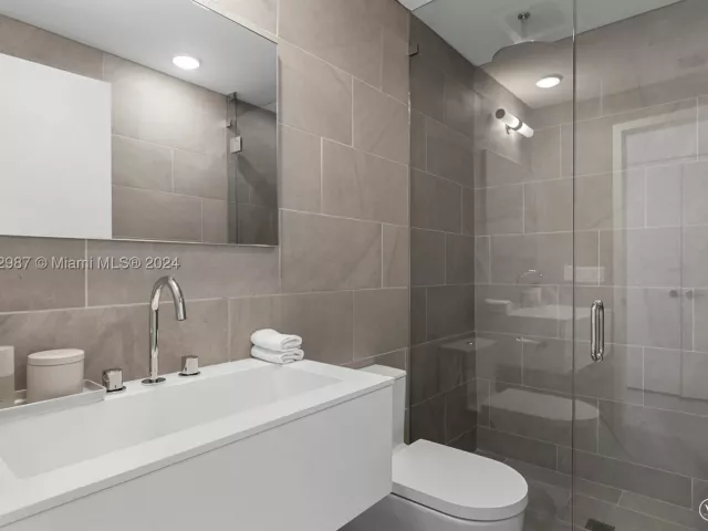 3-bedroom condo for sale in Miami Beach - 6800 Indian Creek Dr PH2 - MondialRealty