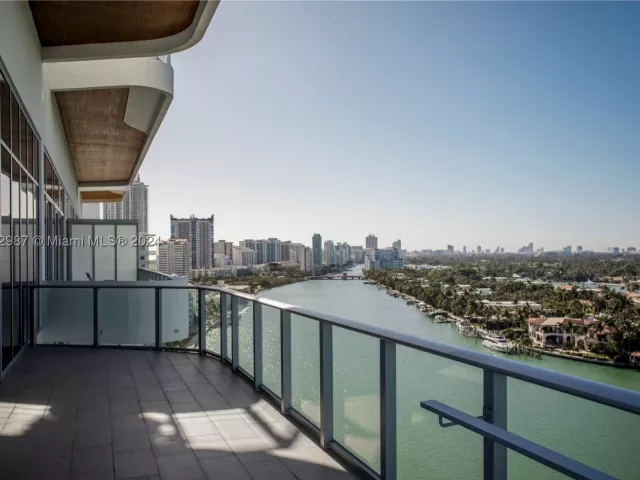 3-bedroom condo for sale in Miami Beach - 6800 Indian Creek Dr PH2 - MondialRealty