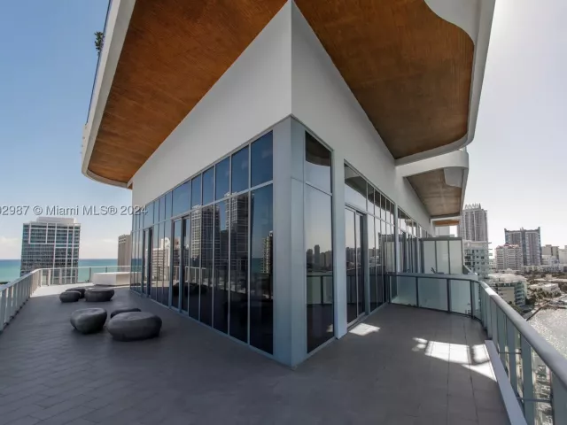 3-bedroom condo for sale in Miami Beach - 6800 Indian Creek Dr PH2 - MondialRealty