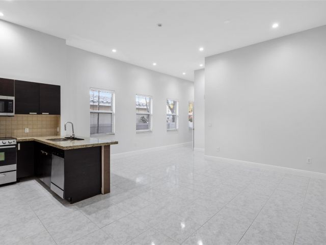 Home for rent at 316 SW 16th St B - photo 5818511