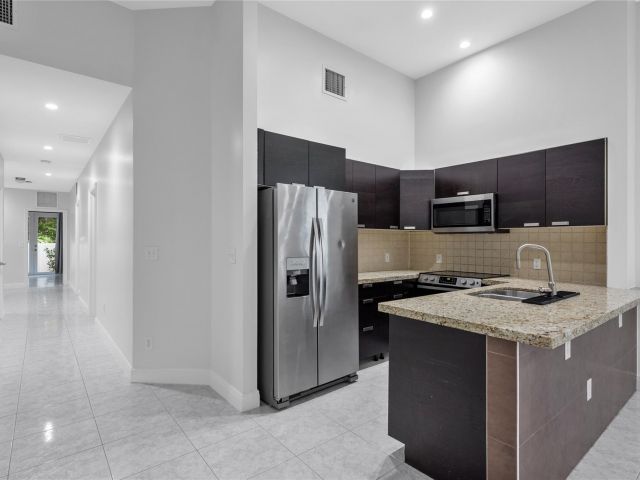 Home for rent at 316 SW 16th St B - photo 5818513