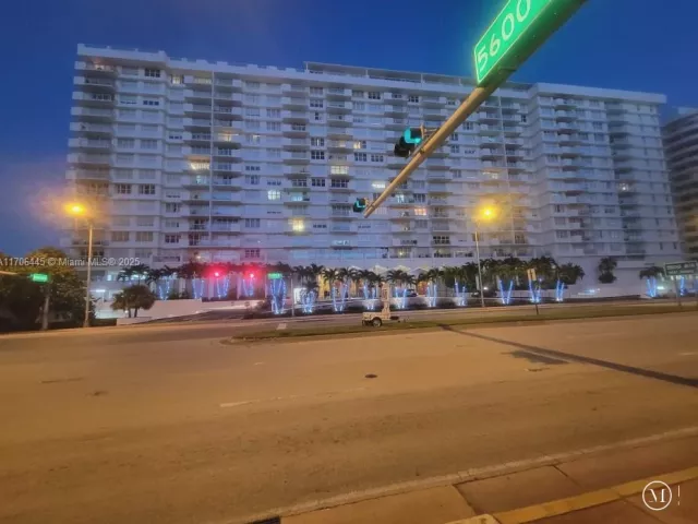 2-bedroom condo for sale in Miami Beach - 5601 Collins Ave PH-9 - MondialRealty