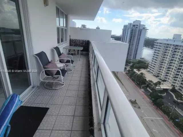 2-bedroom condo for sale in Miami Beach - 5601 Collins Ave PH-9 - MondialRealty