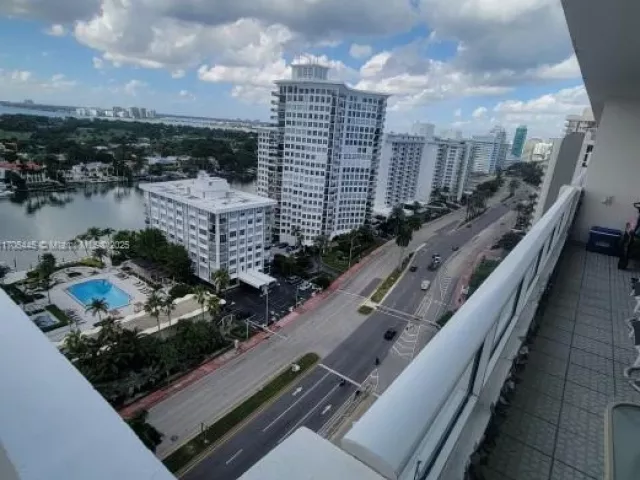 2-bedroom condo for sale in Miami Beach - 5601 Collins Ave PH-9 - MondialRealty