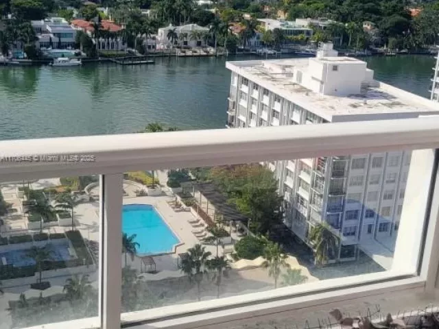 2-bedroom condo for sale in Miami Beach - 5601 Collins Ave PH-9 - MondialRealty