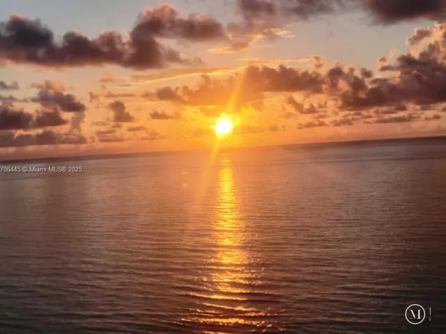 2-bedroom condo for sale in Miami Beach - 5601 Collins Ave PH-9 - MondialRealty