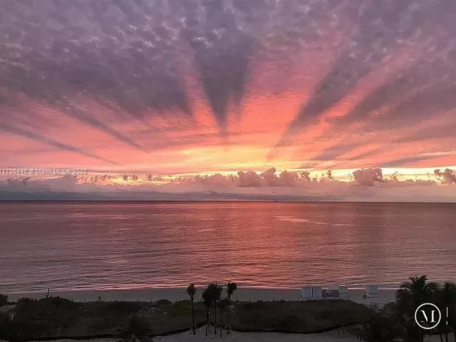 2-bedroom condo for sale in Miami Beach - 5601 Collins Ave PH-9 - MondialRealty