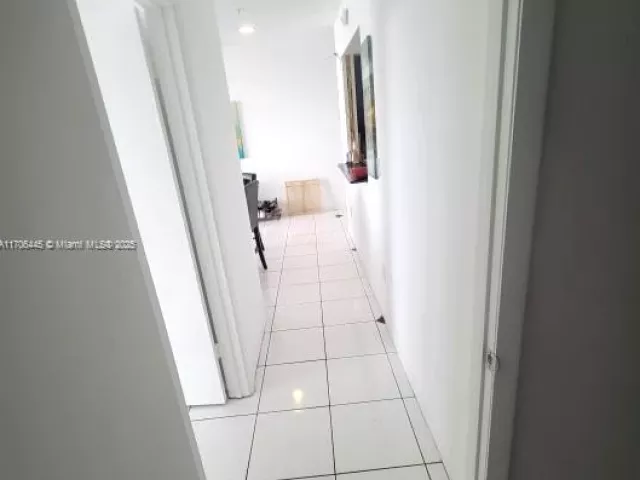 2-bedroom condo for sale in Miami Beach - 5601 Collins Ave PH-9 - MondialRealty