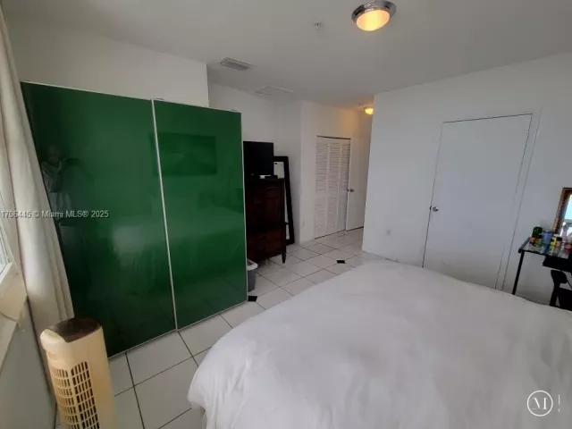 2-bedroom condo for sale in Miami Beach - 5601 Collins Ave PH-9 - MondialRealty