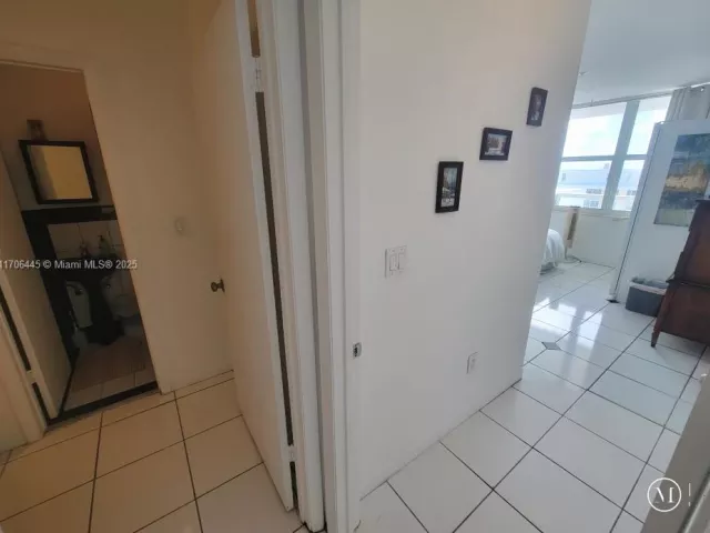 2-bedroom condo for sale in Miami Beach - 5601 Collins Ave PH-9 - MondialRealty