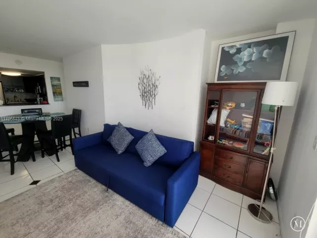 2-bedroom condo for sale in Miami Beach - 5601 Collins Ave PH-9 - MondialRealty