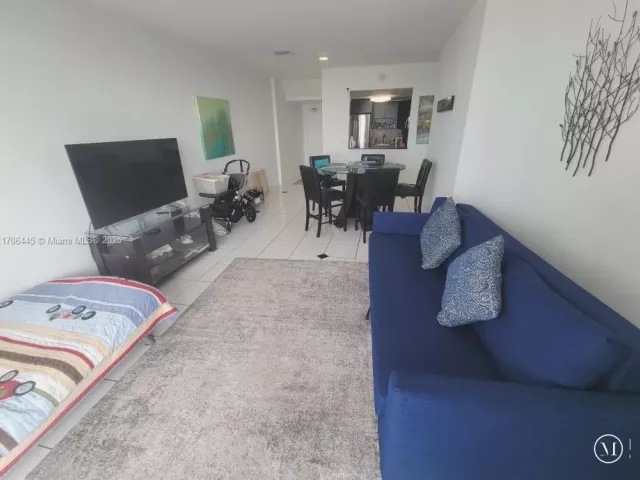 2-bedroom condo for sale in Miami Beach - 5601 Collins Ave PH-9 - MondialRealty