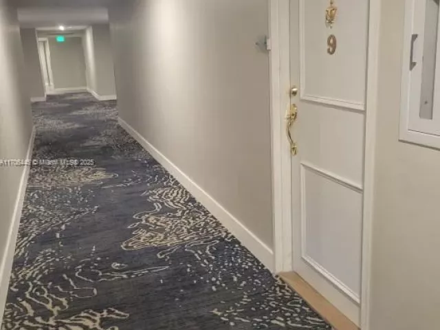 2-bedroom condo for sale in Miami Beach - 5601 Collins Ave PH-9 - MondialRealty