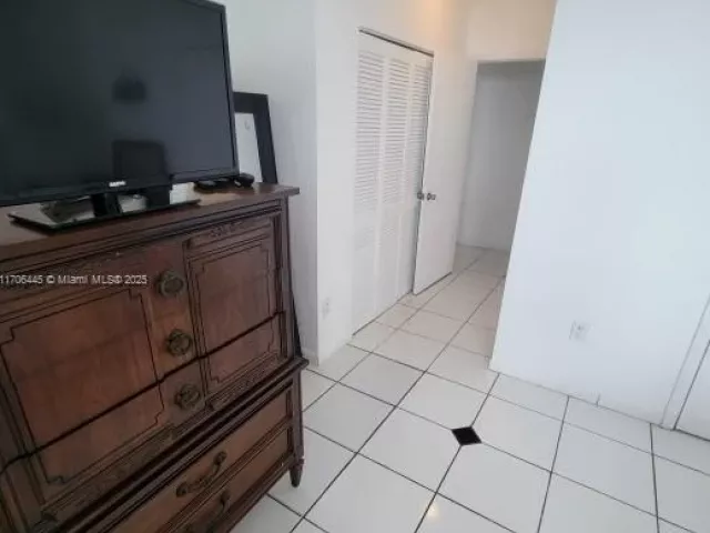 2-bedroom condo for sale in Miami Beach - 5601 Collins Ave PH-9 - MondialRealty