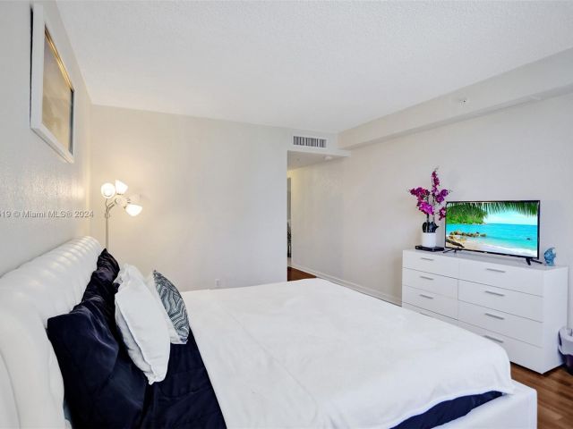 Apartment for rent  Unit #533 (available Feb 1) - photo 5633986