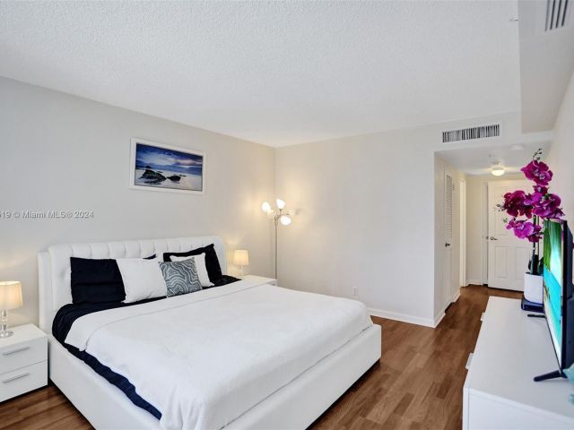 Apartment for rent  Unit #533 (available Feb 1) - photo 5633987