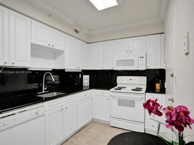 Apartment for rent  Unit #533 (available Feb 1) - photo 5633993