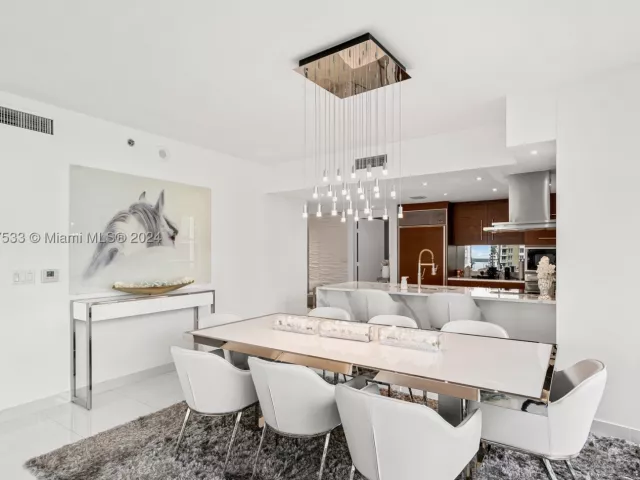 2-bedroom condo for sale in Miami - 495 Brickell Ave 1702 - MondialRealty