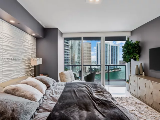 2-bedroom condo for sale in Miami - 495 Brickell Ave 1702 - MondialRealty