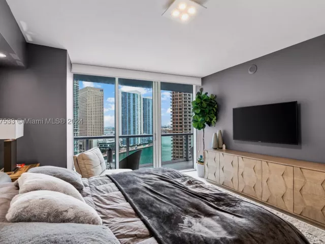 2-bedroom condo for sale in Miami - 495 Brickell Ave 1702 - MondialRealty
