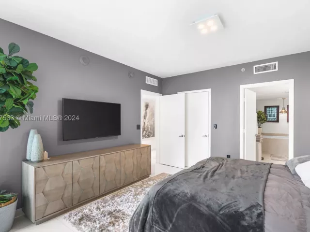 2-bedroom condo for sale in Miami - 495 Brickell Ave 1702 - MondialRealty