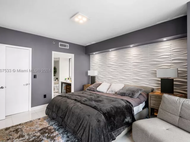 2-bedroom condo for sale in Miami - 495 Brickell Ave 1702 - MondialRealty