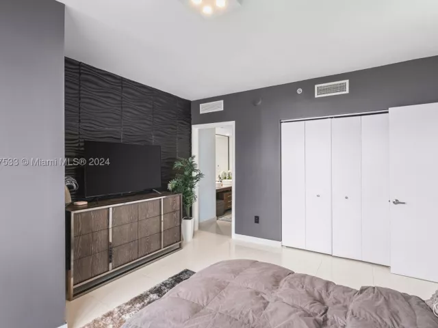 2-bedroom condo for sale in Miami - 495 Brickell Ave 1702 - MondialRealty