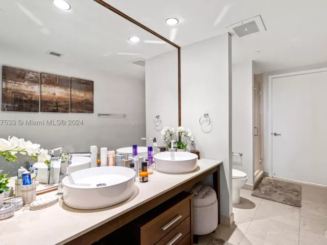 2-bedroom condo for sale in Miami - 495 Brickell Ave 1702 - MondialRealty