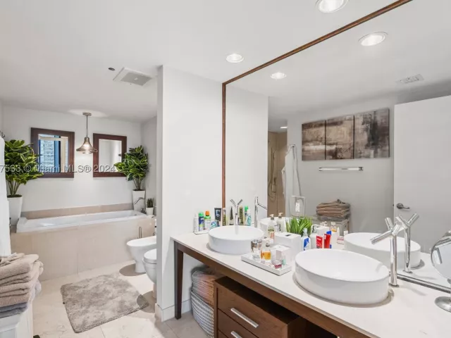 2-bedroom condo for sale in Miami - 495 Brickell Ave 1702 - MondialRealty
