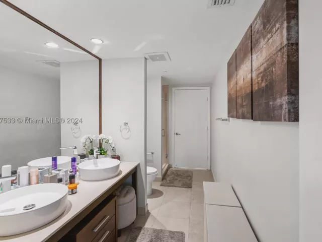 2-bedroom condo for sale in Miami - 495 Brickell Ave 1702 - MondialRealty