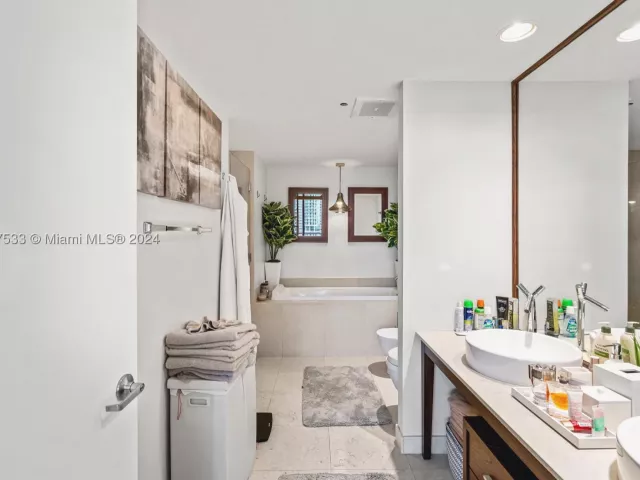 2-bedroom condo for sale in Miami - 495 Brickell Ave 1702 - MondialRealty