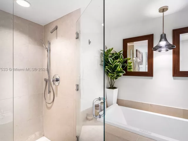 2-bedroom condo for sale in Miami - 495 Brickell Ave 1702 - MondialRealty