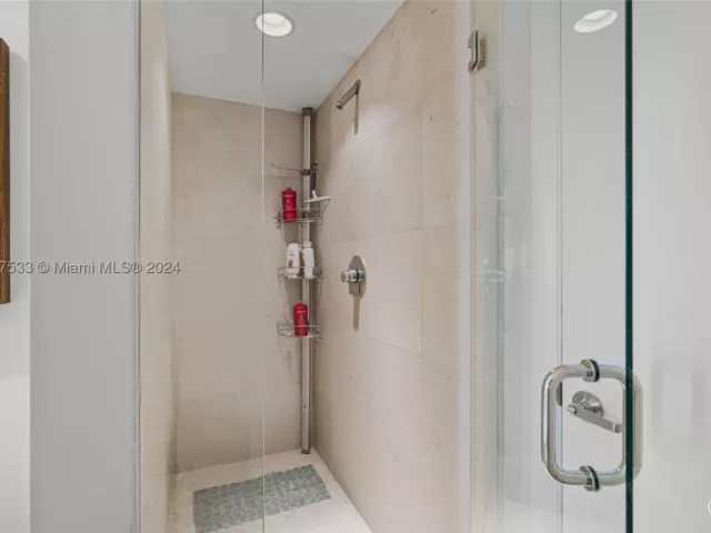 2-bedroom condo for sale in Miami - 495 Brickell Ave 1702 - MondialRealty