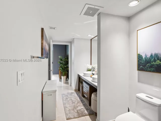 2-bedroom condo for sale in Miami - 495 Brickell Ave 1702 - MondialRealty