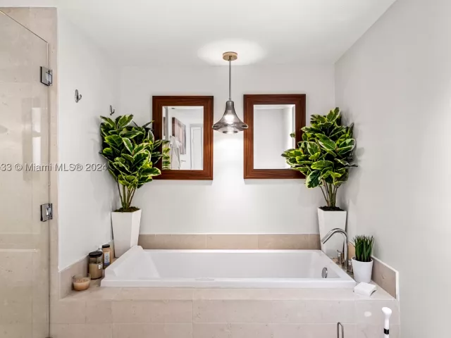 2-bedroom condo for sale in Miami - 495 Brickell Ave 1702 - MondialRealty