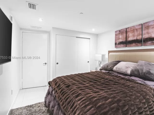 2-bedroom condo for sale in Miami - 495 Brickell Ave 1702 - MondialRealty