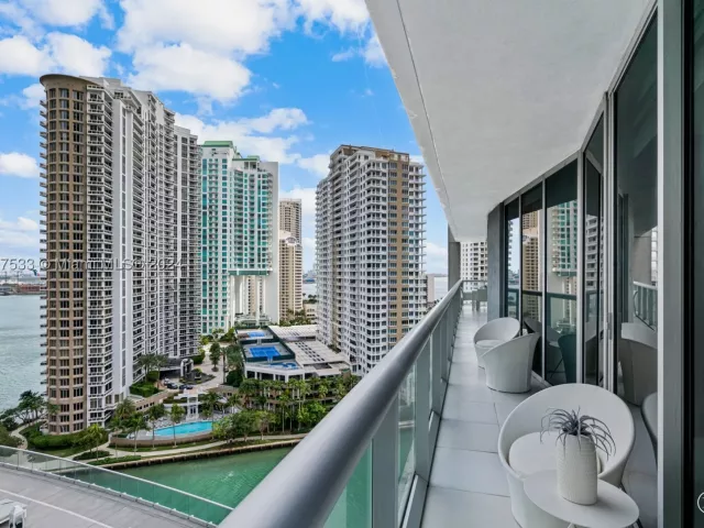 2-bedroom condo for sale in Miami - 495 Brickell Ave 1702 - MondialRealty