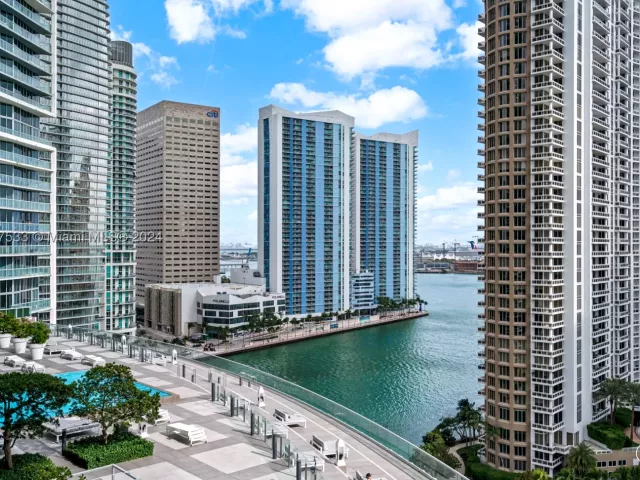 2-bedroom condo for sale in Miami - 495 Brickell Ave 1702 - MondialRealty