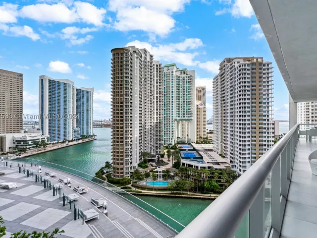 2-bedroom condo for sale in Miami - 495 Brickell Ave 1702 - MondialRealty