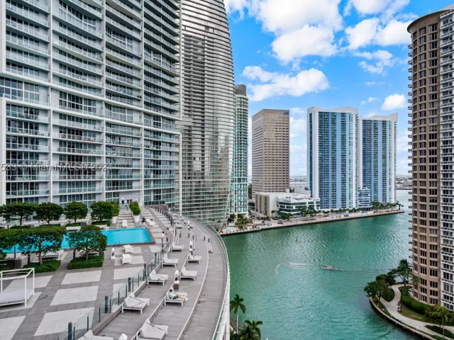 2-bedroom condo for sale in Miami - 495 Brickell Ave 1702 - MondialRealty