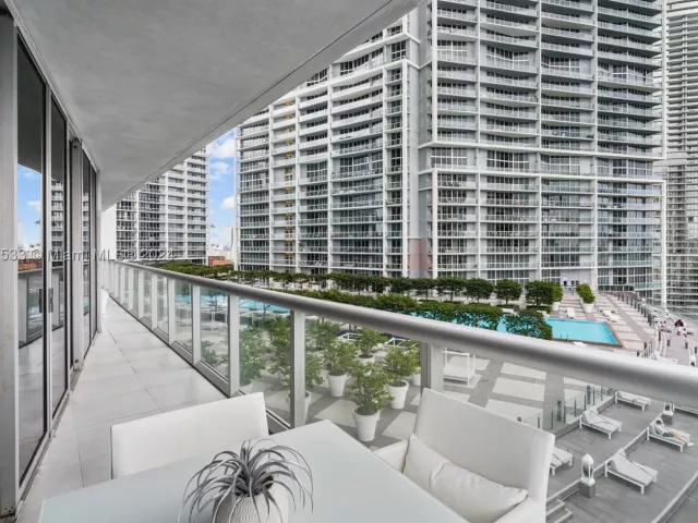 2-bedroom condo for sale in Miami - 495 Brickell Ave 1702 - MondialRealty
