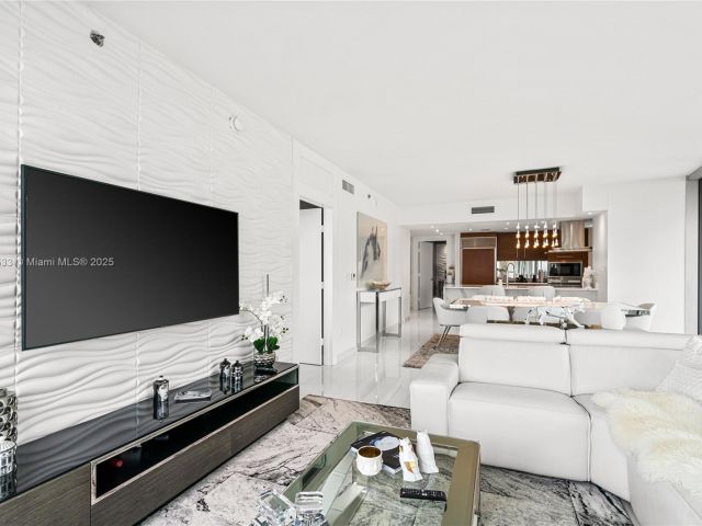 Apartment for sale  Unit #1702 - photo 5717228