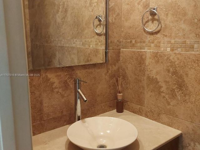 Home for rent at 20033 NE 2nd Pl 20033 - photo 6031880