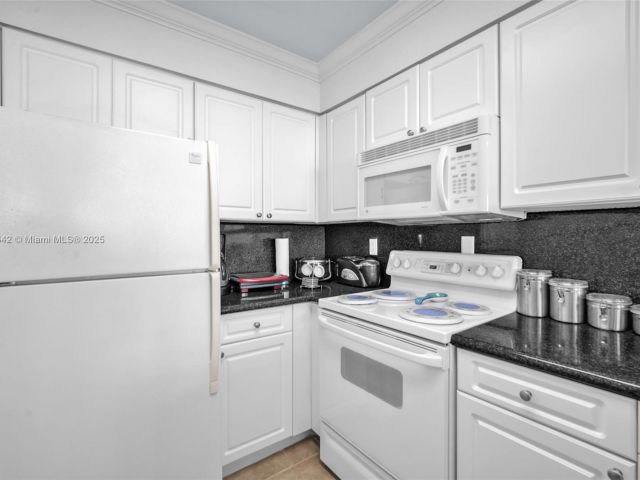 Apartment for rent  Unit #809 - photo 6261368