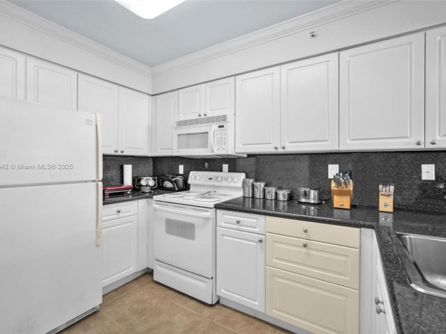 Apartment for rent  Unit #809 - photo 6261369