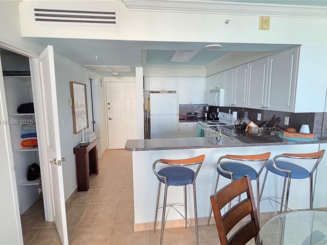 condo for rent in Hollywood - 2501 S OCEAN DRIVE 809 - MondialRealty