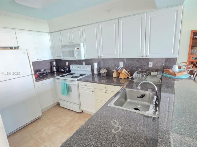 condo for rent in Hollywood - 2501 S OCEAN DRIVE 809 - MondialRealty