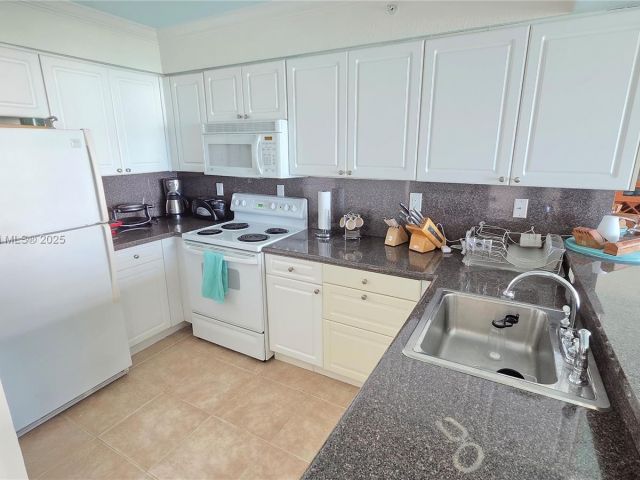 condo for rent in Hollywood - 2501 S OCEAN DRIVE 809 - MondialRealty