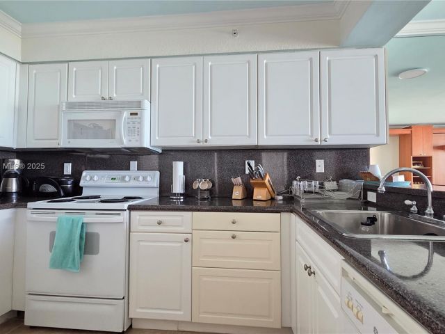 condo for rent in Hollywood - 2501 S OCEAN DRIVE 809 - MondialRealty