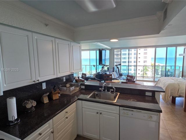 condo for rent in Hollywood - 2501 S OCEAN DRIVE 809 - MondialRealty